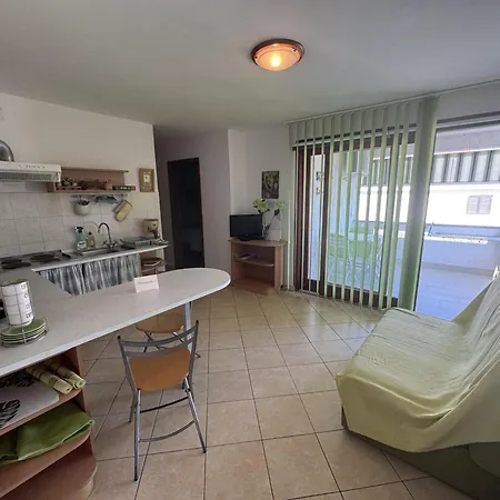 アパート 1-bedroom With Loggia In Island Krk *