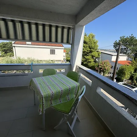 アパート 1-bedroom With Loggia In Island Krk プナト